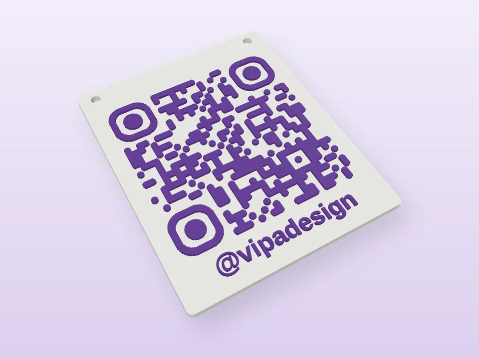 Placa blanca con QR morado y el usuario de Instagram