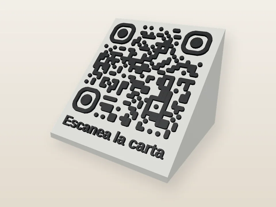 Soporte de mesa impreso en 3D con código QR y el texto «Escanea la carta»